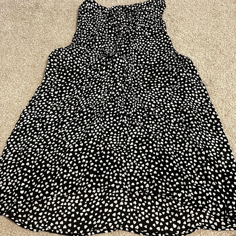 Super cute flowy with button like Henley style. Silk a bit longer in the back.